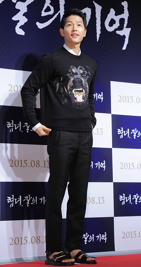 How to rock sandals with a casual pull-over; Song Joong-Ki attends the movie 'Memories of the Sword' VIP premiere at Lotte Cinema on 11 August 2015 in Seoul, South Korea. | Image: The Chosunilbo JNS/Multi-Bits via Getty Images