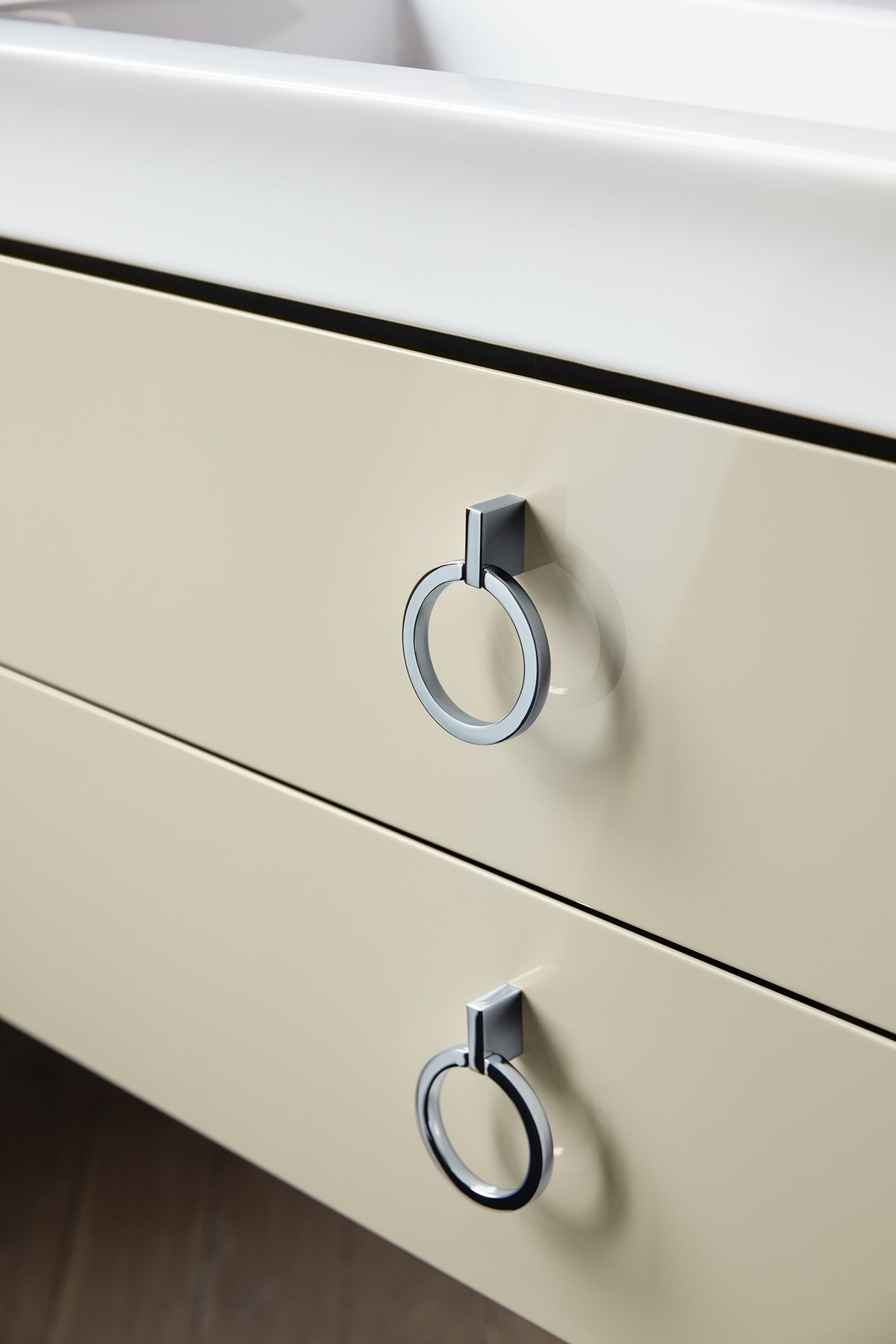 Expressive detail: the striking chrome handle can be chosen to contrast with the matt lacquers and solid wood surfaces, or produce a striking effect on high-gloss lacquer.