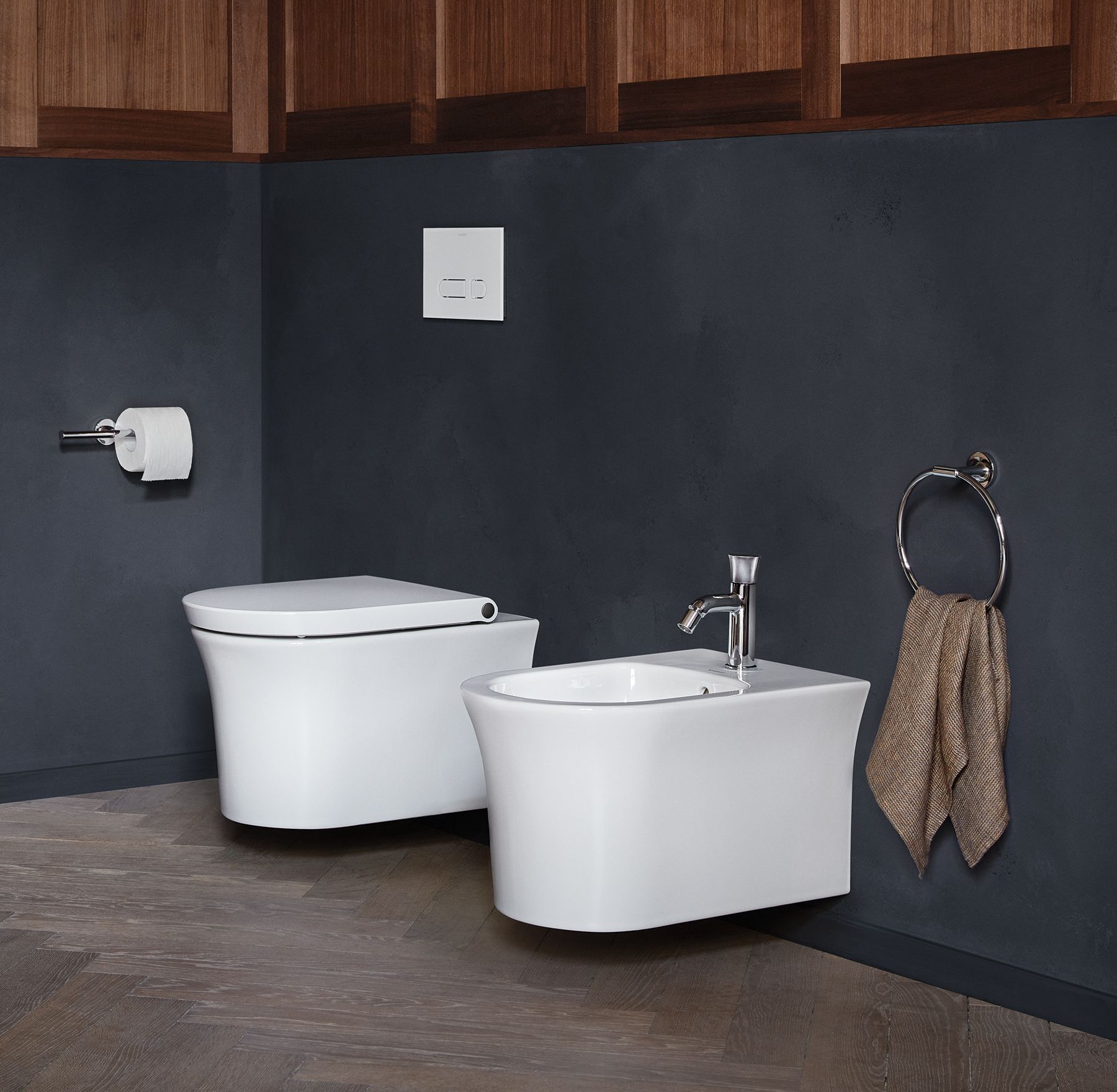 A toilet and bidet in the unmistakable White Tulip style harmonize perfectly with the striking ceramics.