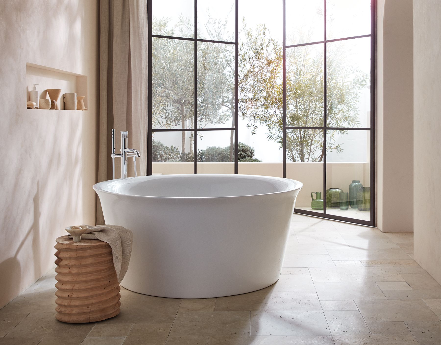 Circular: the free-standing White Tulip bathtub with seamless acrylic paneling sports a spacious interior thanks to its diameter of 1400 mm.