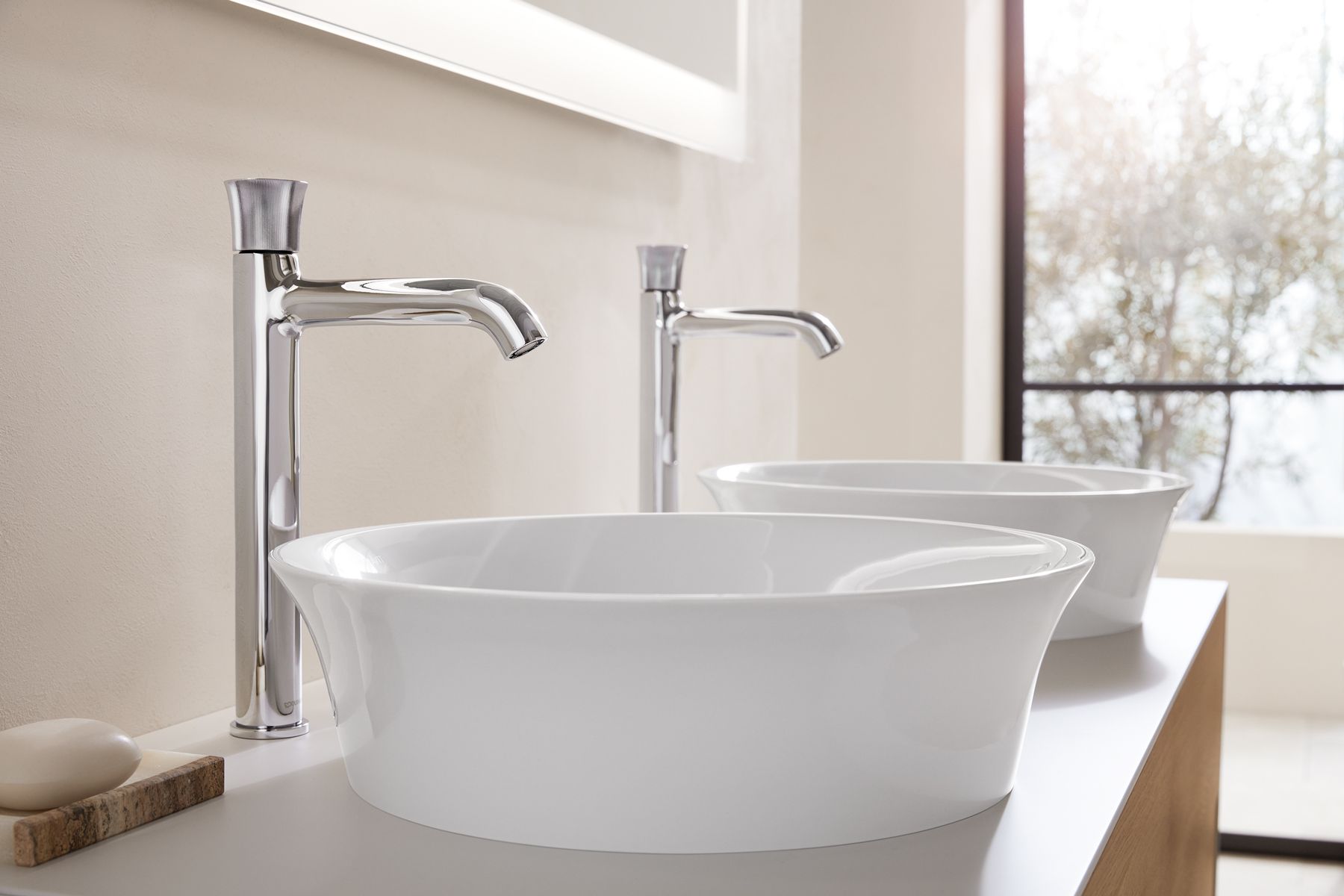 Designed in the style of a tulip in bloom, the round above-counter basin impresses with its aesthetic, delicately outward sloping edge. With a tulip-shaped handle that echoes the shape of the washbasins and bathtubs, the White Tulip faucets are easy and pleasant to use.