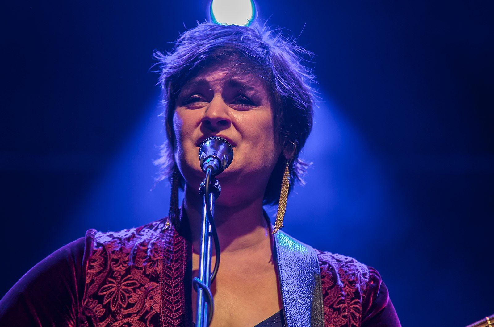 Madeleine Peyroux performing live. | Photo from Wikimedia Commons; Ice Boy Tell