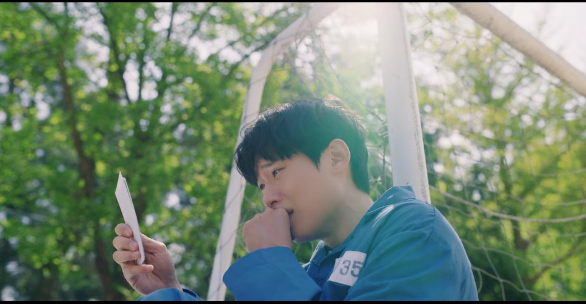 Min-seong stares at Tae-ho's photo lovingly; Vincenzo Episode 20 | Photo: Netflix