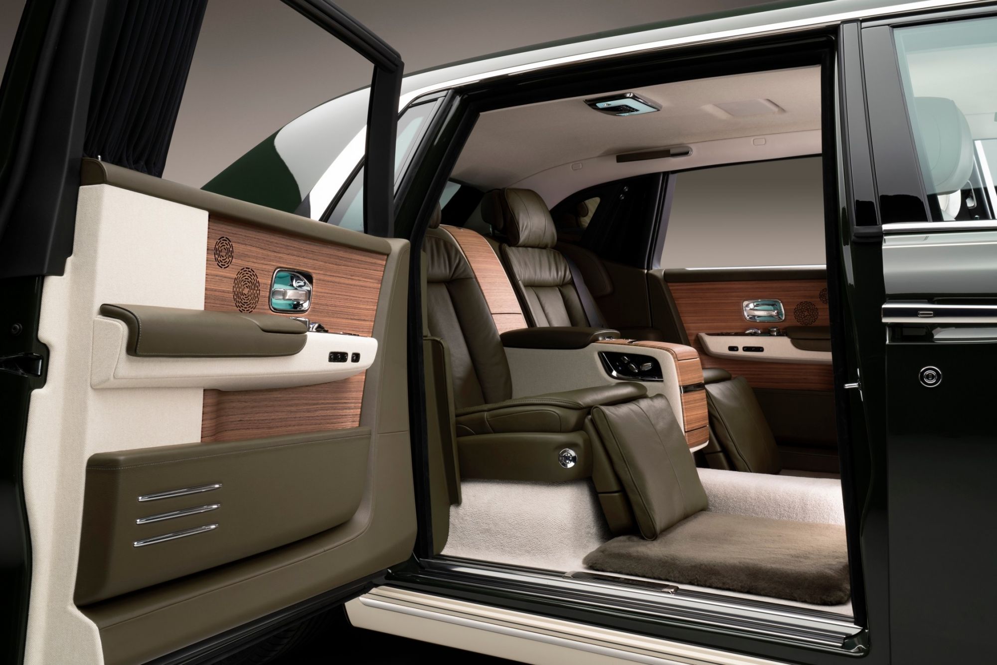The interior of the Phantom Oribe is also in green and cream.