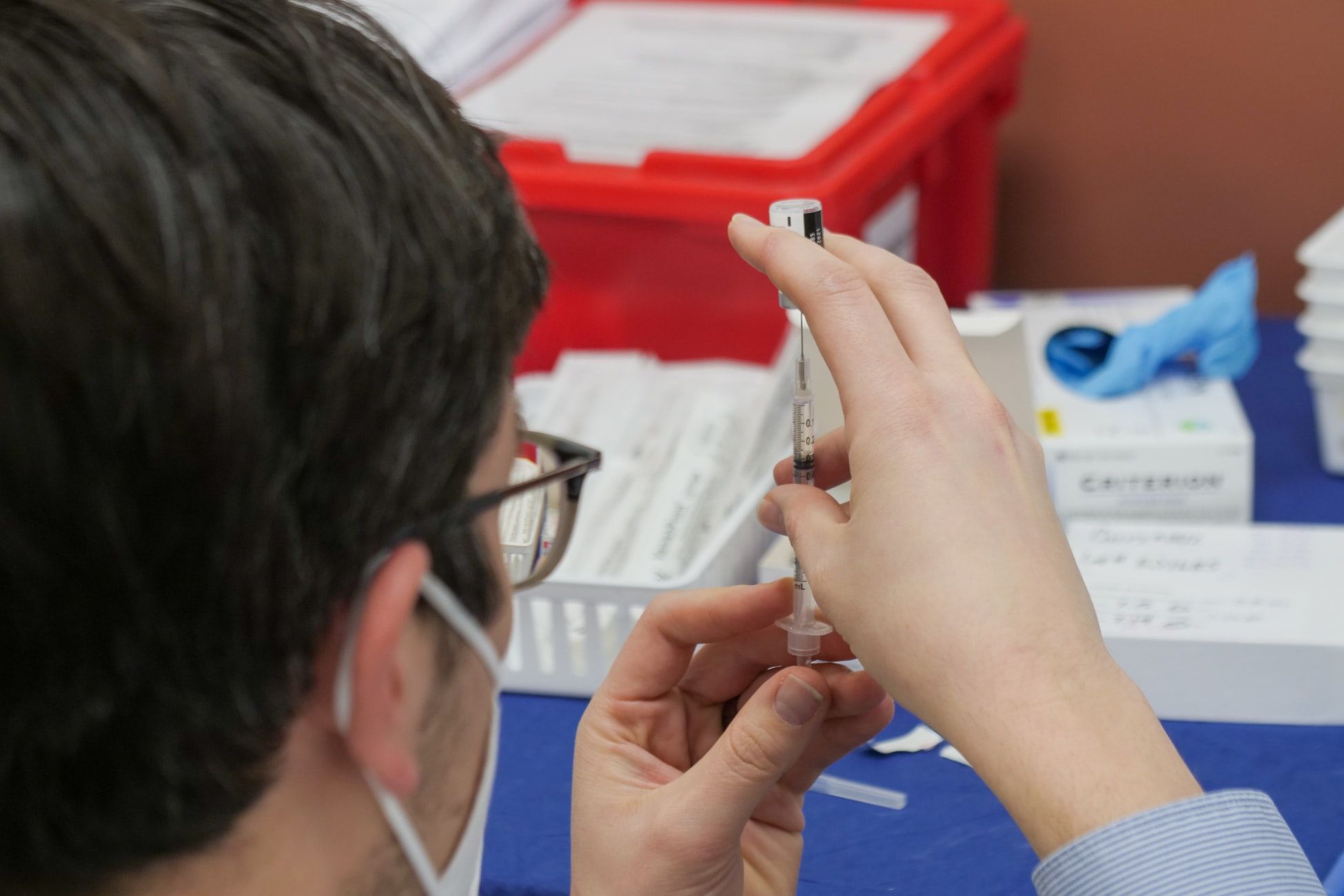 Pharmacist preps Covid-19 vaccine | Photo: Steven Cornfield on Unsplash
