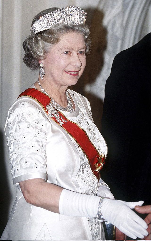 BRUHL, GERMANY - OCTOBER 19: Queen Wearing Russian Fringe Tiara, Diamond Necklace And Queen Mary's True Lovers Knot Brooch For A Banquet At The Schloss Augustusburg In Germany (Photo by Tim Graham Photo Library via Getty Images)