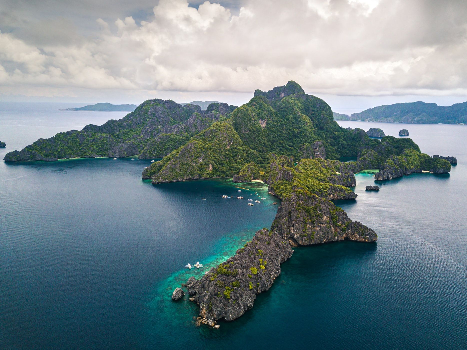 Twin Peaks, El Nido, Philippines (Photo: Alejandro Luengo on Unsplash)