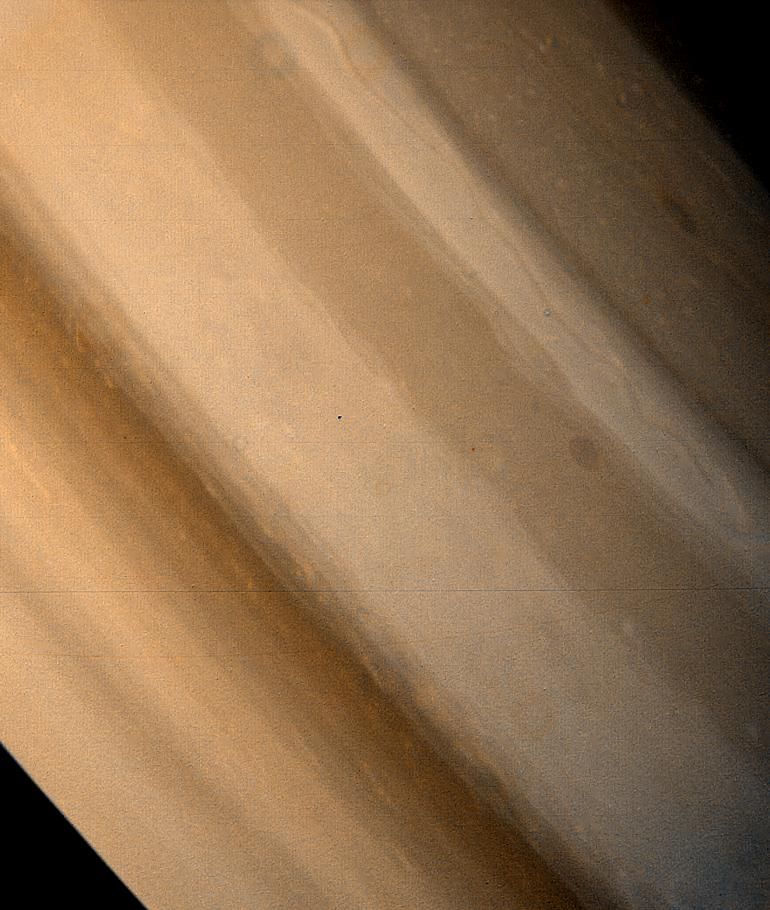 The Brown Ovals in Northern Hemisphere of Saturn is quite visible in this photo. Different shades of brown blend so well in this photo that make it look like strokes of paint. | Photo: NASA