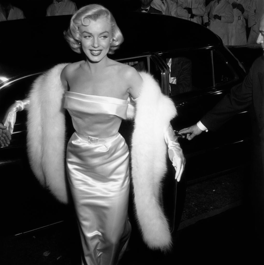 1954: EXCLUSIVE Marilyn Monroe (1926 - 1962) arriving at the premiere of the film 'There's No Business like Show Business'. (Photo by M. Garrett/Murray Garrett/Getty Images)