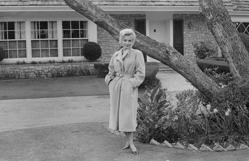 American actress Marilyn Monroe (1926 - 1962) poses outside her home during a photo call, California, USA, 1956. (Photo by Gene Lester/Getty Images)