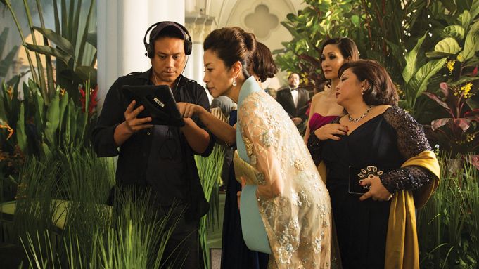 Jon Chu in the set of Crazy Rich Asians (Photo: Sanja Bucko/Warner Bros)