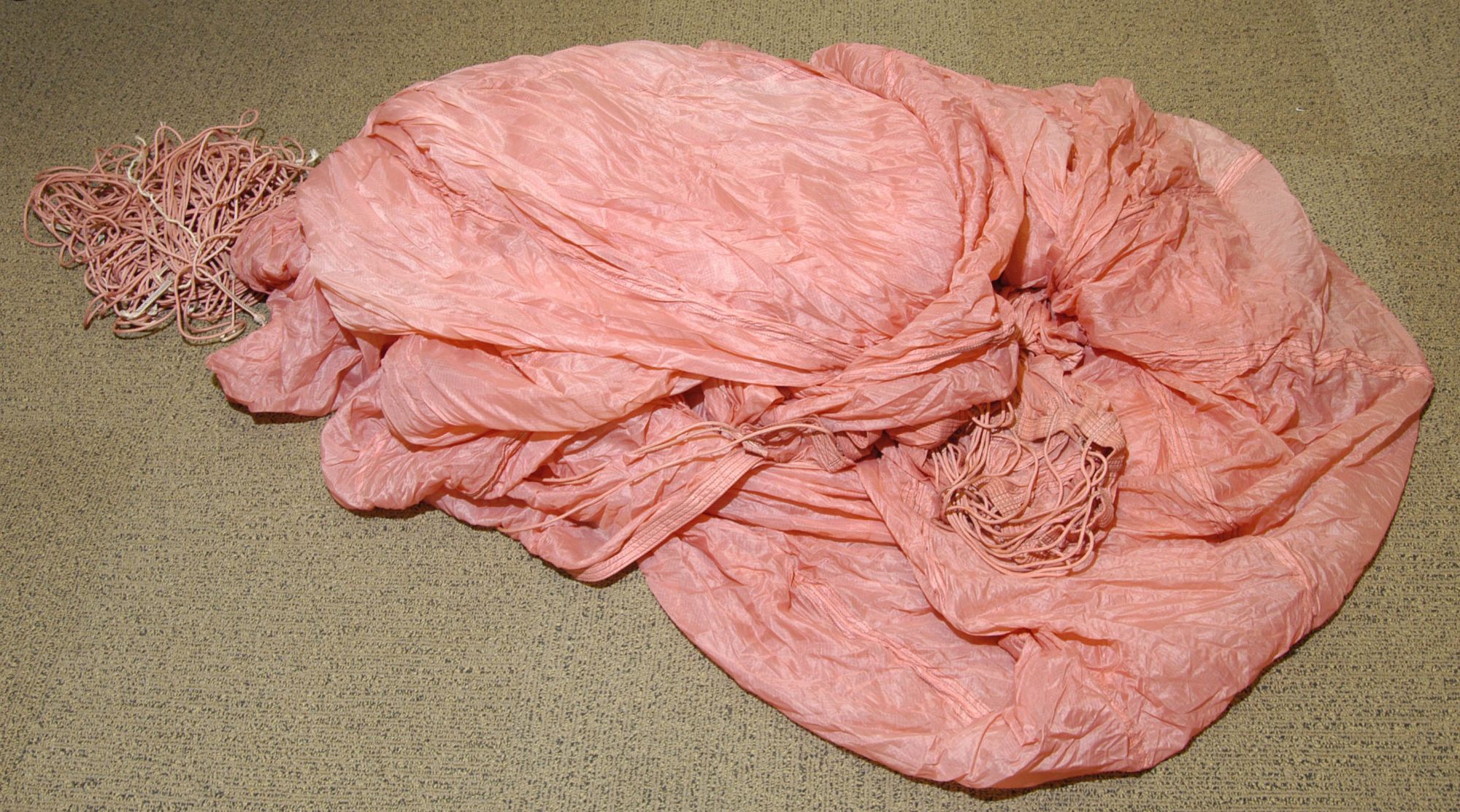 Parachute from the DB Cooper case. | Photo: fbi.gov