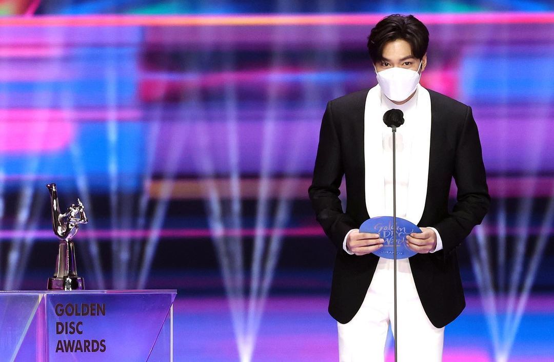 His outfit at the 35th Golden Disc Awards