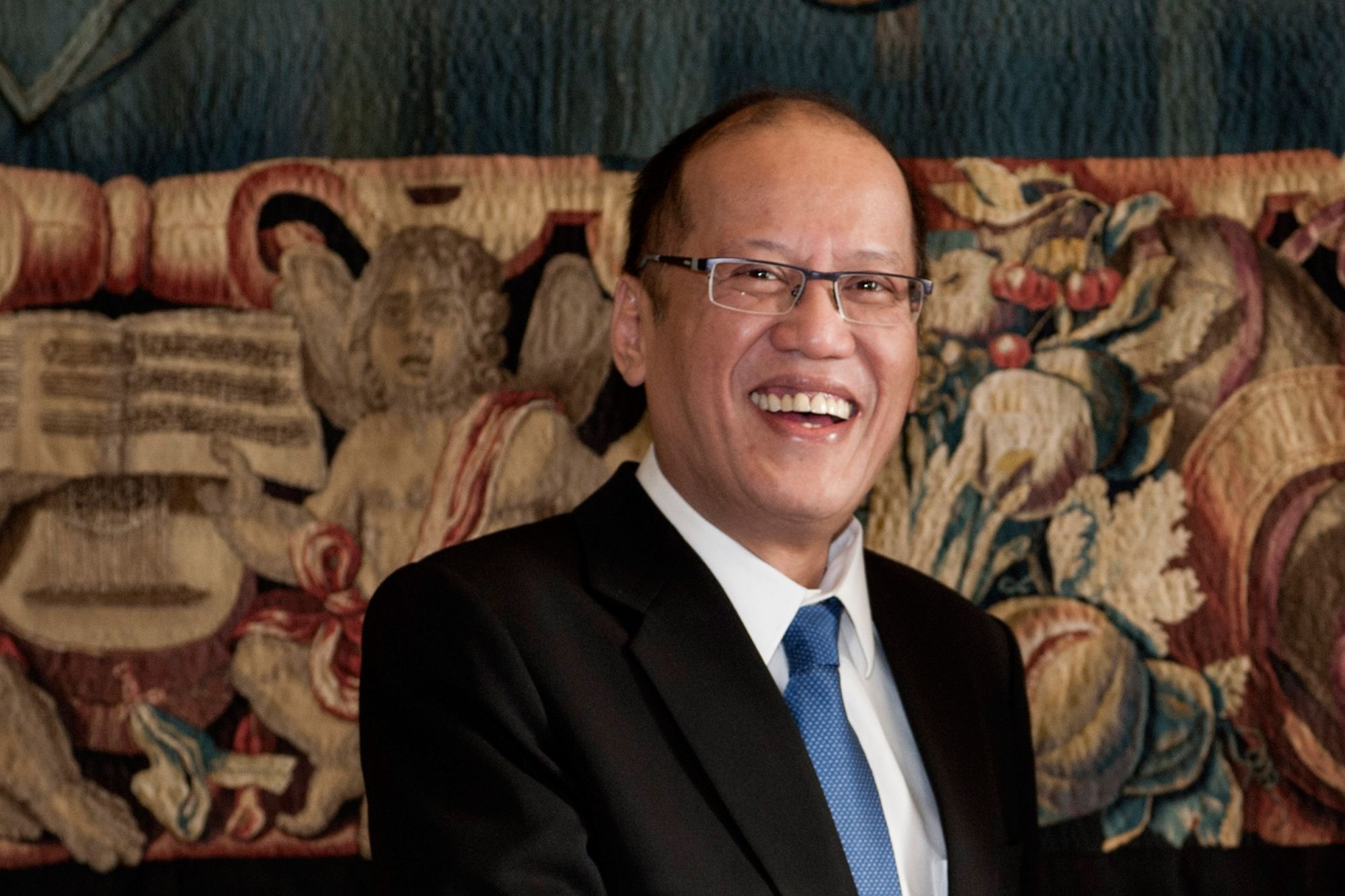 VATICAN CITY, VATICAN - DECEMBER 04: President of the Philippines,ÃBenigno S. Aquino III attends an audience with Pope Francis at the Apostolic Palace on December 4, 2015 in Vatican City, Vatican. During the meeting attention was given to the state of the peace process in the Mindanao located in the south of the country with hope being expressed that the commitment of the parties can guarantee a stable and lasting peace in the region. (Photo by Vatican Pool/Getty Images)