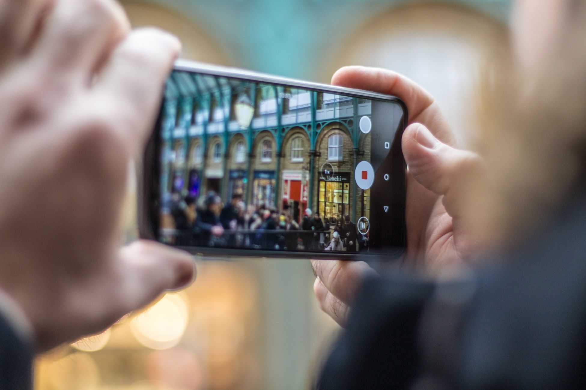 The emergence of smart phone cameras made it hard for film cameras obsolete | Photo: Angela Compagnone on Unsplash
