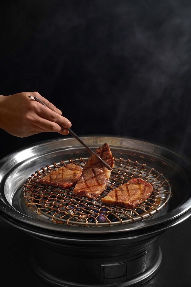 A net grill is used for beef.