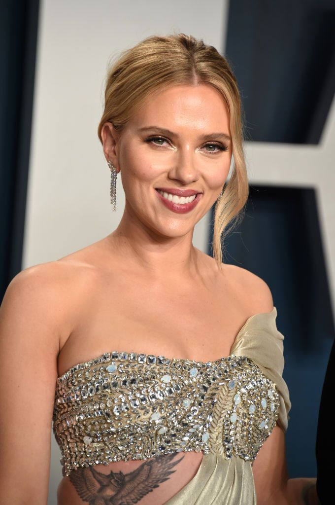 BEVERLY HILLS, CALIFORNIA - FEBRUARY 09: Scarlett Johansson attends the 2020 Vanity Fair Oscar Party hosted by Radhika Jones at Wallis Annenberg Center for the Performing Arts on February 09, 2020 in Beverly Hills, California. (Photo by John Shearer/Getty Images)