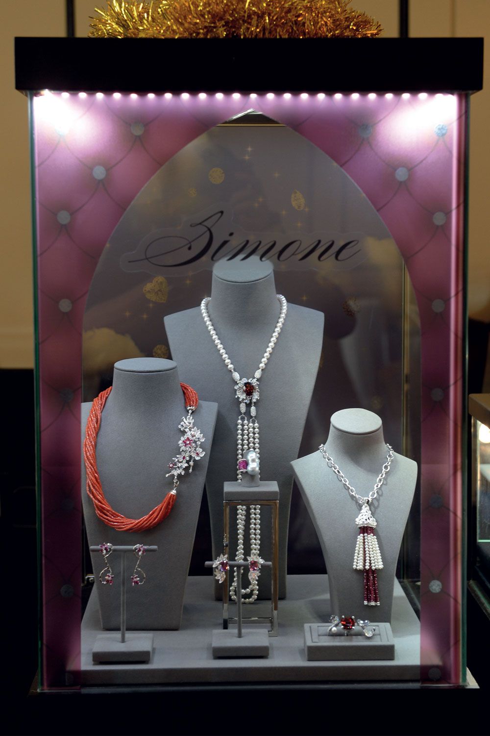 Simone Jewels hosted its annual festive celebrations at the Four Seasons Hotel Singapore, giving guests a sneak peek at the latest collection.