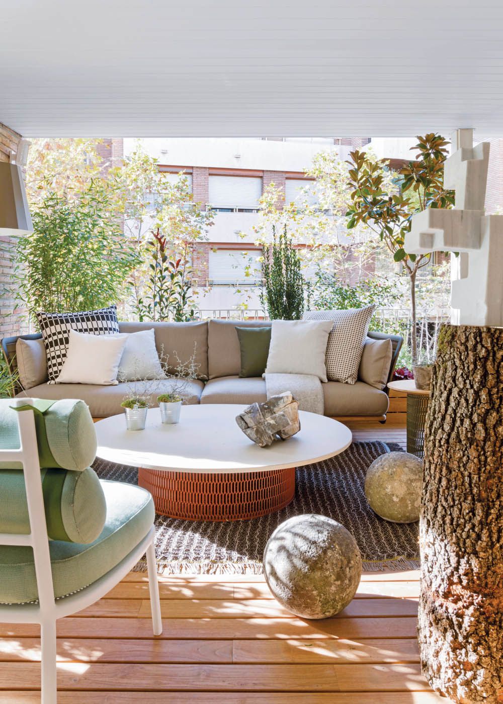 Parisian style apartment outdoor dining area in Barcelona, Jamie Beriestain