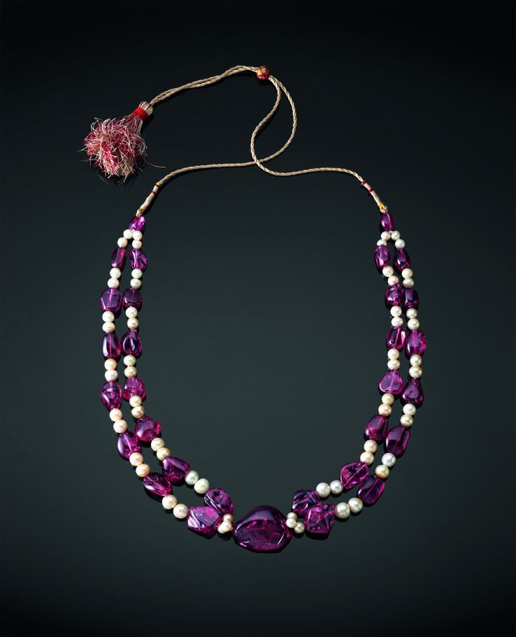 Northern India, 1600-1650 Spinels, pearls, modern cord. Imperial inscriptions in Persian dated 1609 and 1635 on four spinels. © The Al Thani Collection. Tous droits réservés. Photo Laziz Hamani
