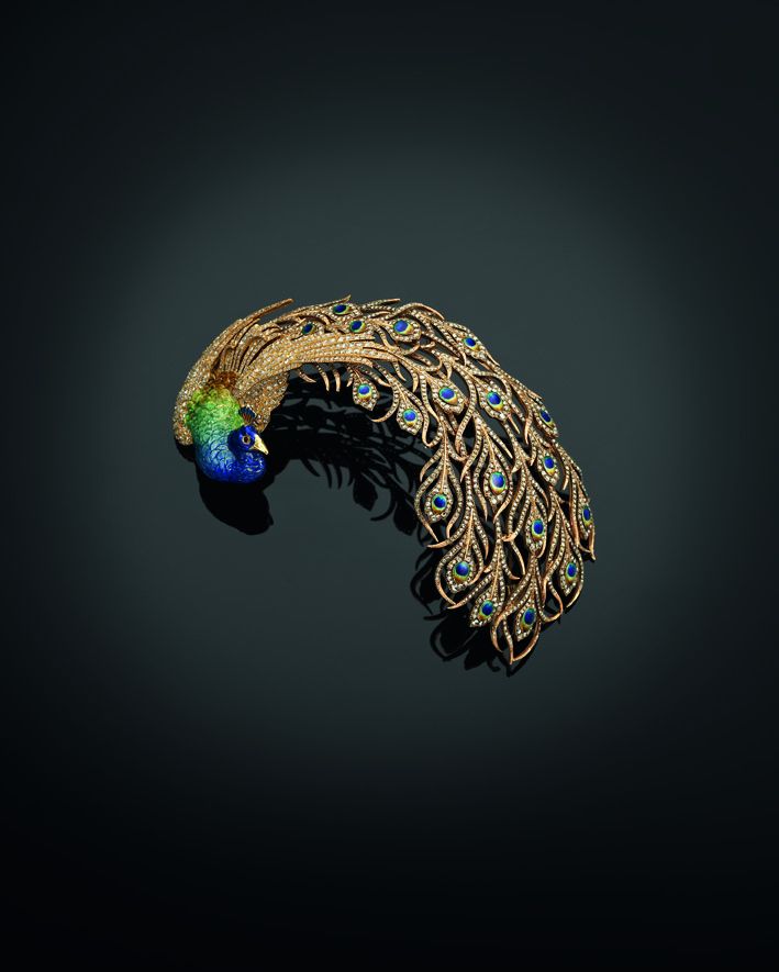 Mellerio dits Meller. Paris, 1905. Gold, platinum, diamonds, enamelled reverse. © The Al Thani Collection. Tous droits réservés. Photo Laziz Hamani