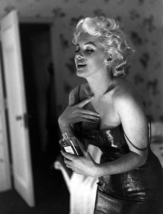Marilyn Monroe putting on Chanel N°5 before the premiere of the play "Cat on a Hot Tin Roof" by Tennessee Williams, 1955