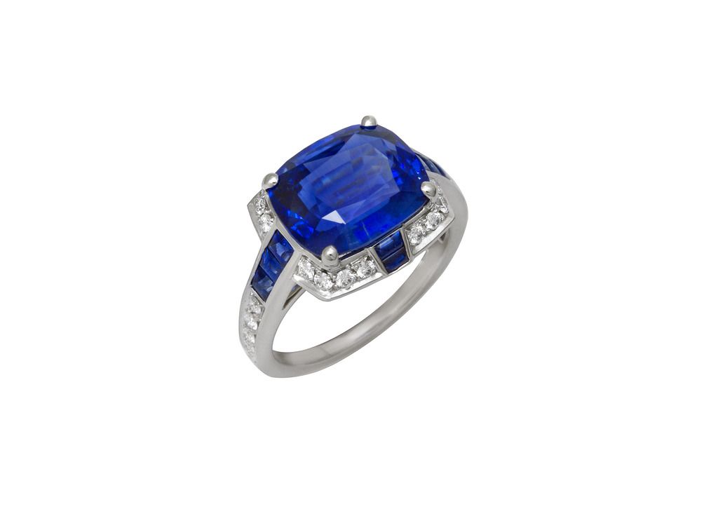 High Jewellery ring in platinum with 1 cushion Madagascar sapphire (6,49ct), 10 buff-top cut sapphires (0,57ct) and pavé-set diamonds (0,33ct).