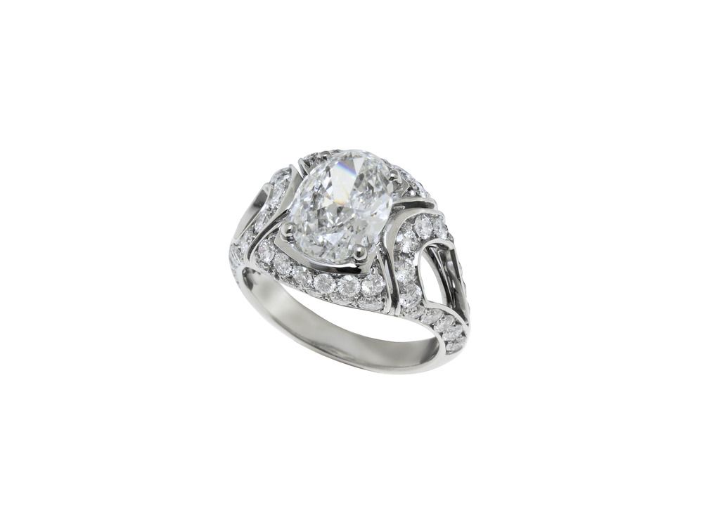 High Jewellery ring in platinum with 1 oval cut diamonds (2,01 ct E VVS2) and pavè - set diamonds (1,28 ct)