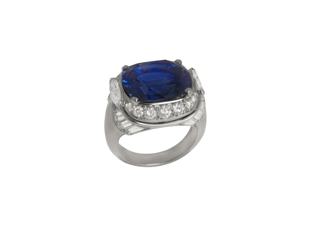 High Jewellery ring in platinum with 1 cushion shaped Sri Lanka blue sapphire (12.71 ct), 2 marquise cut diamonds (0.71 ct) and trapezoidal and pavè diamonds (3.14 ct)