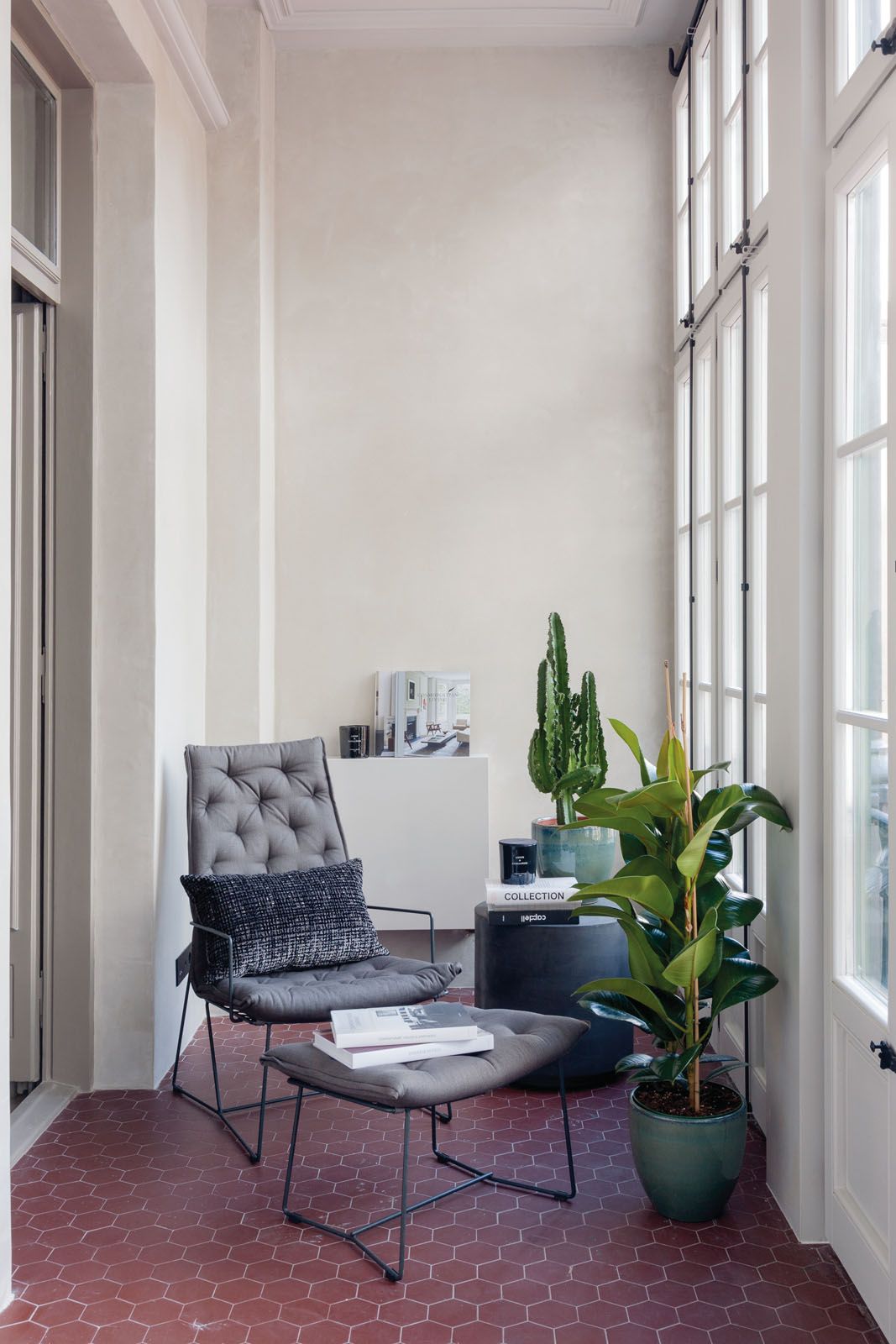 The balcony features terracotta tiles inspired by the flooring commonly used in the Eixample neighbourhood