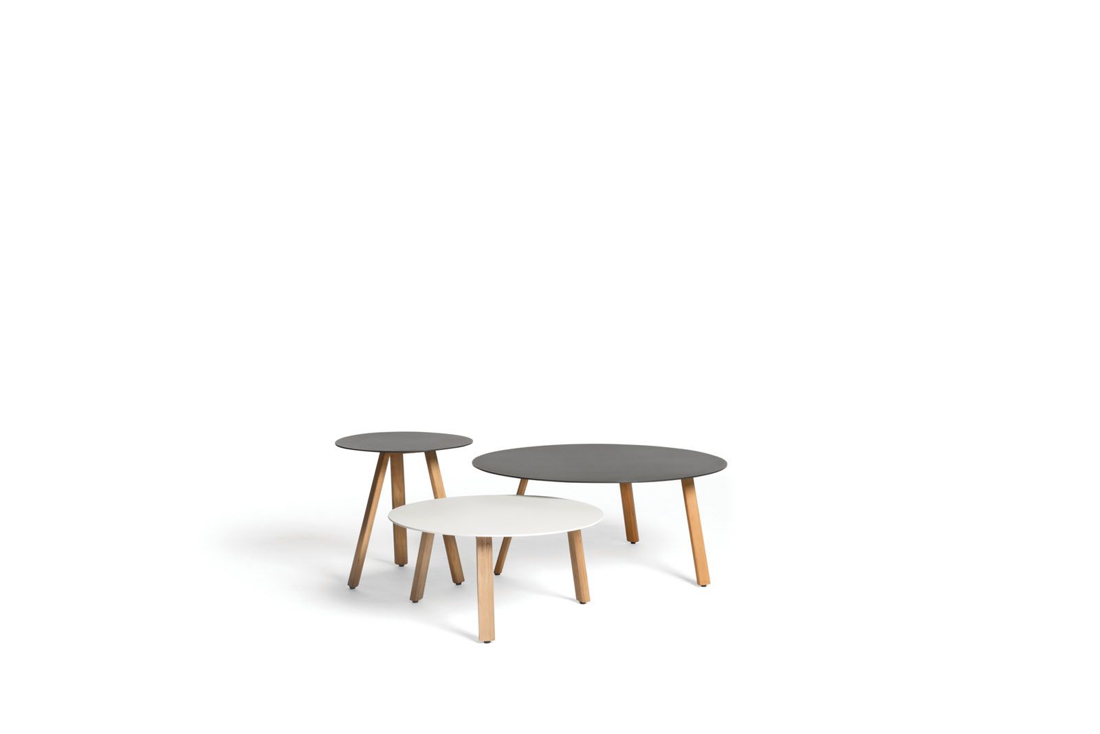 Provide ample space for drinks with your guests, with the Diphano Easy Fit collection of small tables, which come in a various shapes, sizes and materials. Thanks to its slim profile and lightweight design, the tables are easy to move around to suit different setting and furniture configurations.