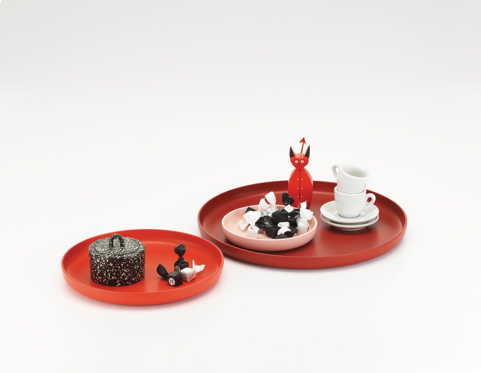 The Vitra Trays have an understated appearance inspired by Jasper Morrison’s “super normal” philosophy, which shifts the focus away from the visual aspects of an object to emphasise its ease of use. Available in shades of red or green, these practical accessories have balanced proportions and can be used individually or as a set of three.