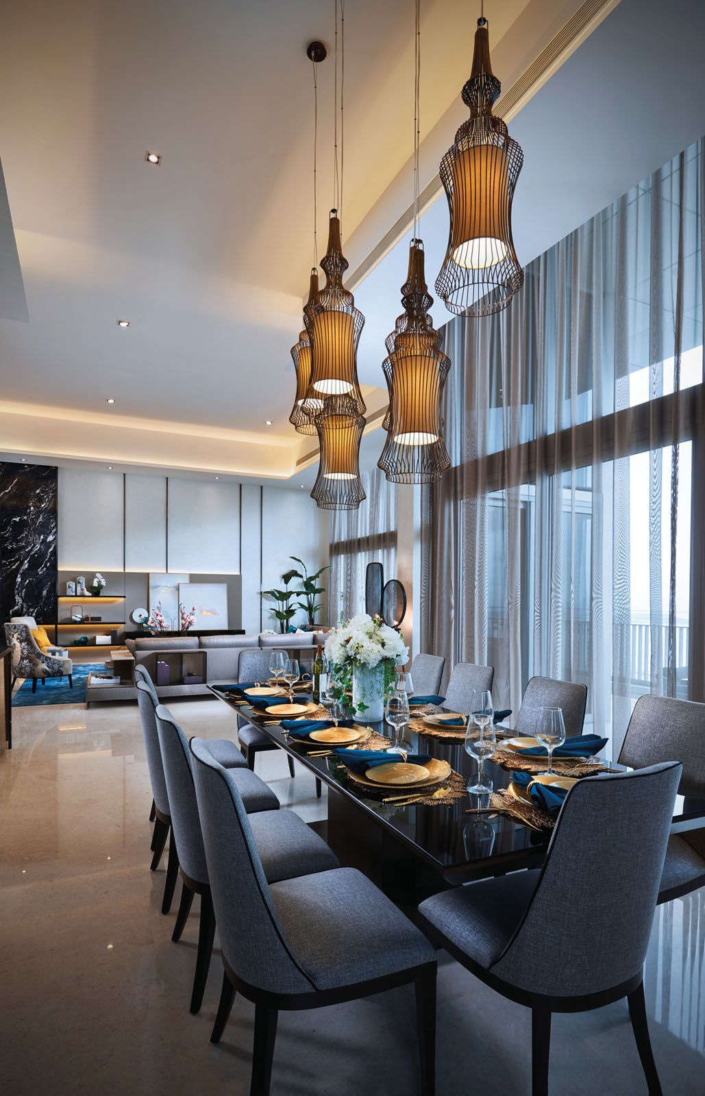 A full set of glamorous tableware caters to the family’s entertaining needs at the dining area