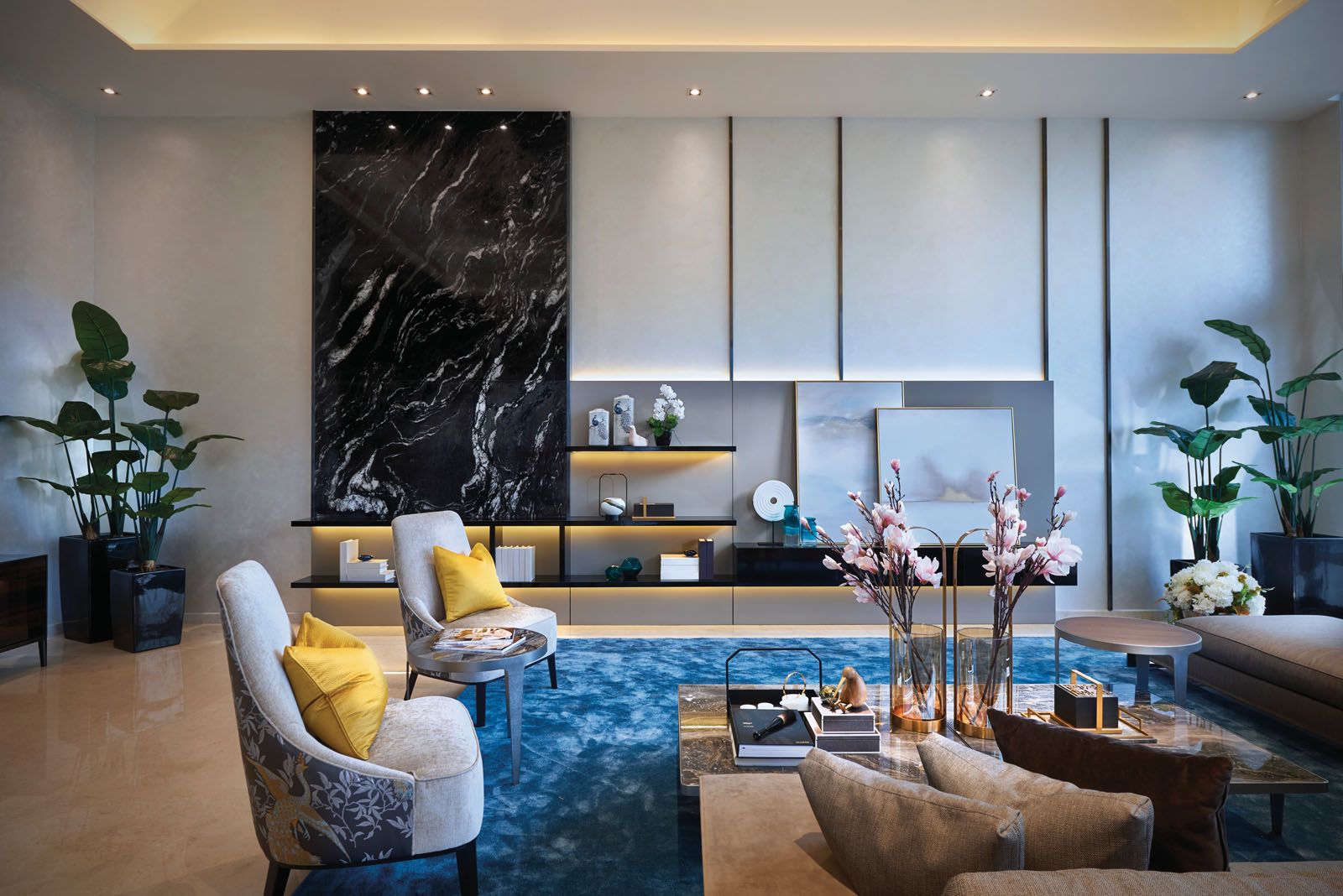 The beautiful veins of the marble feature wall echo the design of the abstract artworks displayed at the living area