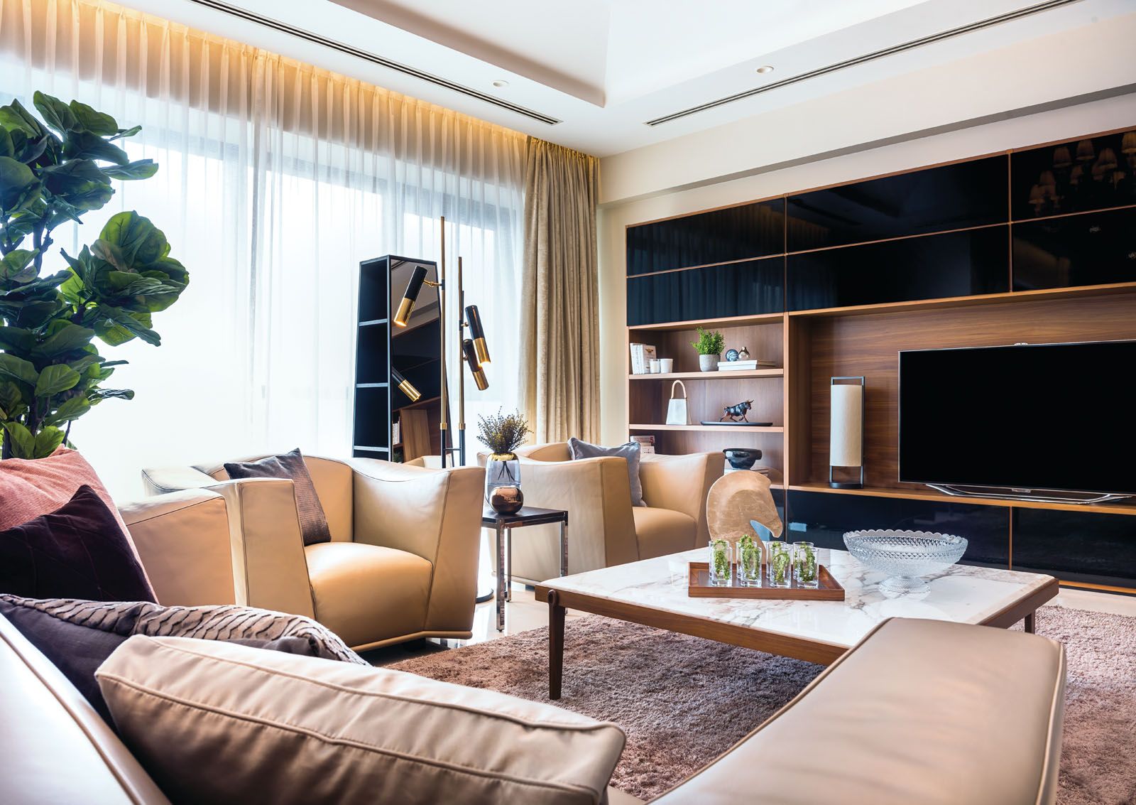 The leather sofa and armchairs from Giorgetti provide ample space for the family to lounge and unwind