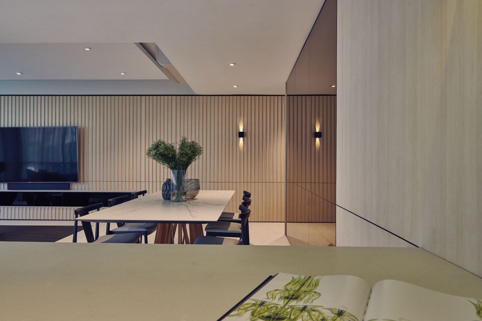 The dining room features chairs from Andreu World and a dining table from Miniforms