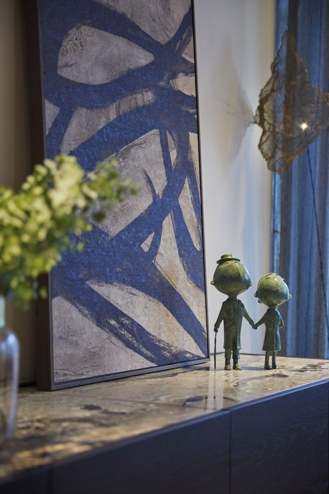 A pair of sculptures by the console represents the couple’s loving relationship