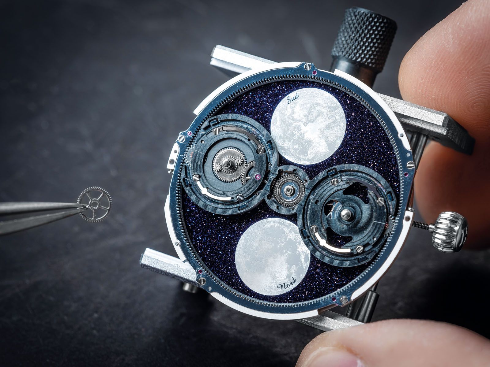 For the moonphase indicator to take centre stage in the design of the Hermès Arceau L’Heure de la Lune is an anomaly