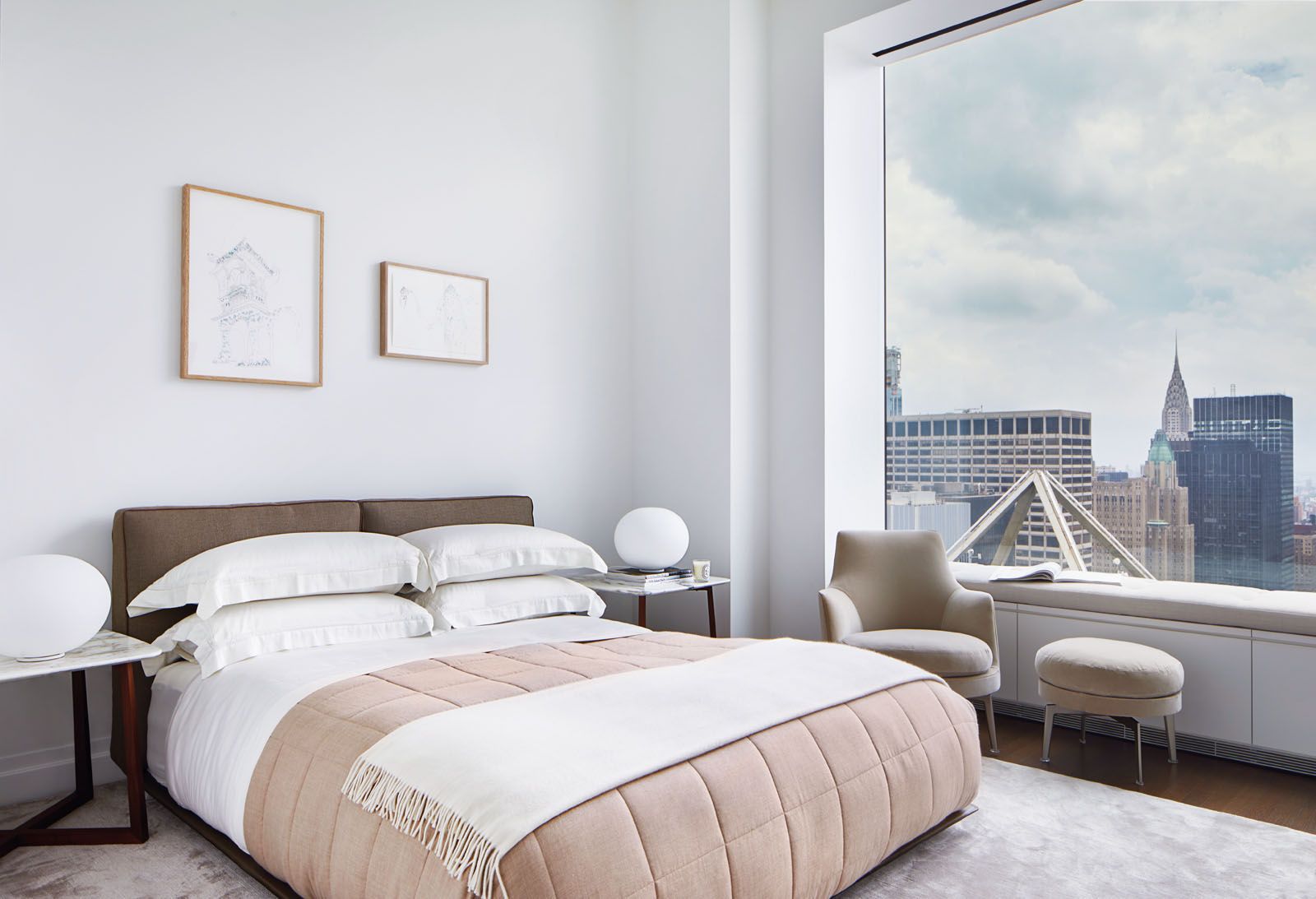 In the master bedroom, the Grandemare bed is paired with Gipsy side tables, a Guscio armchair and a Feel good ottoman, all from Flexform