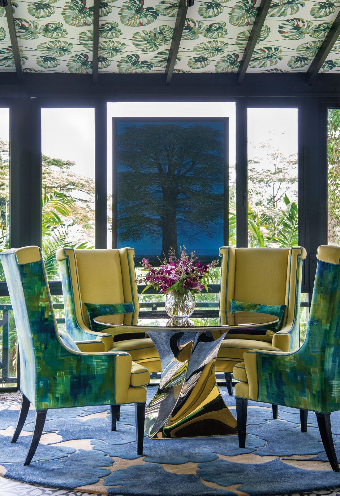 The leaf motif wallpaper on the ceiling of the reception room creates the sensation of being under a forest canopy