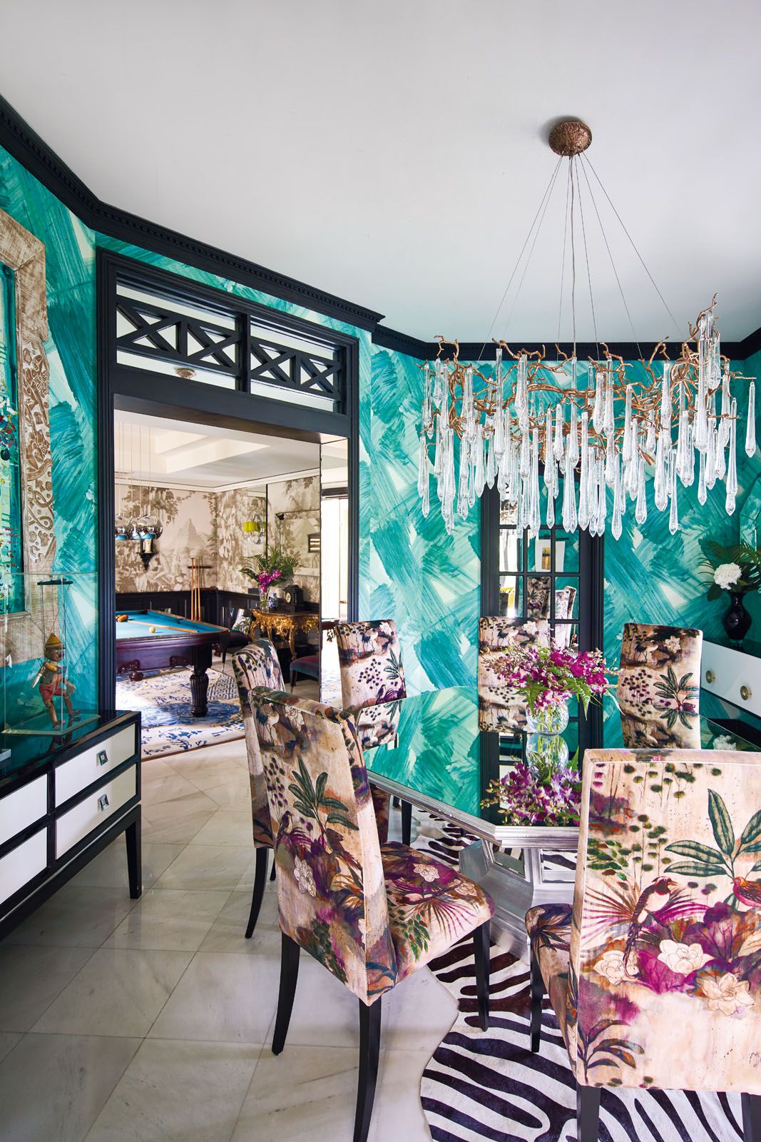 Visual connections between this dining area and the billard room represents Nikki’s knack for combining colours and patterns