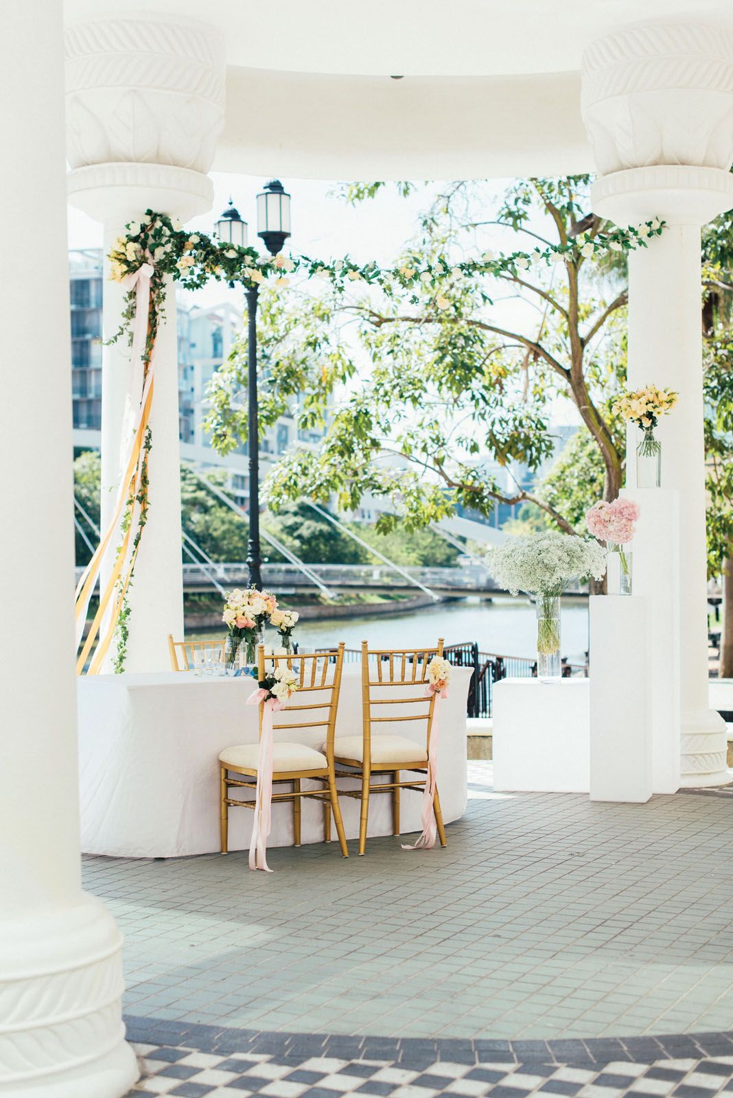 With a pavilion on the riverbank, saying “I do” by the Singapore River is possible at Grand Copthorne Waterfront Hotel