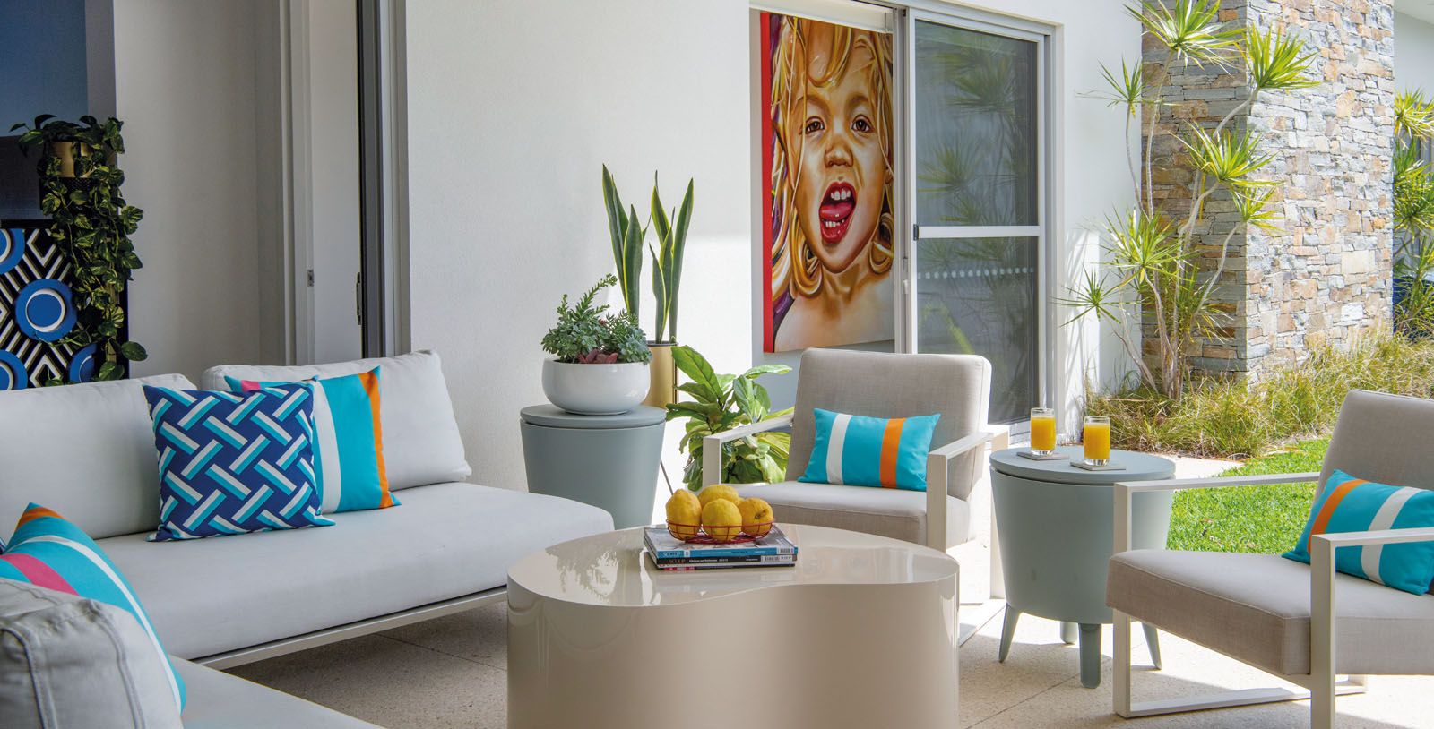 Turquiose accent cushions add a dynamic touch to the neutral palette in the living area