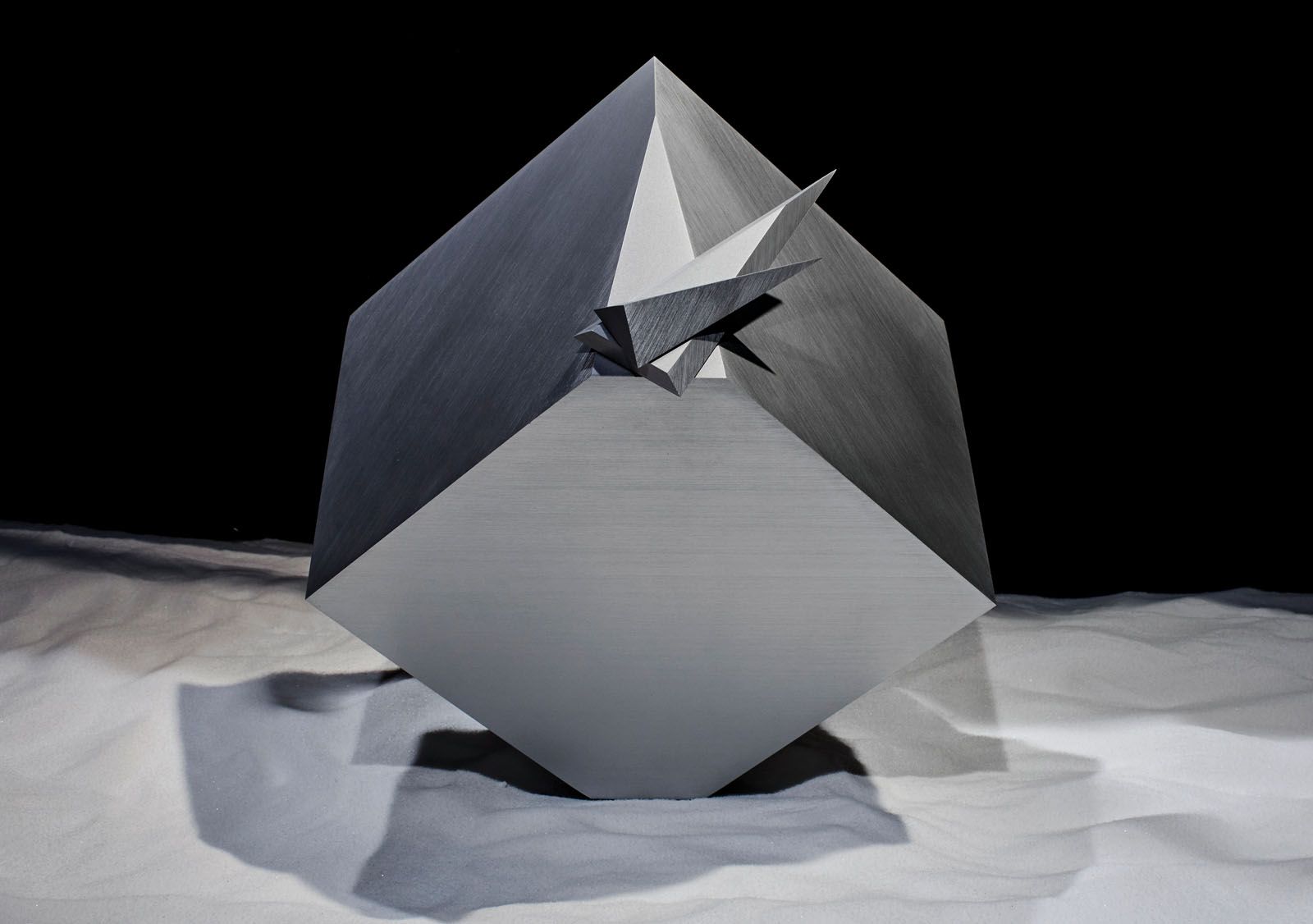 When the hands of Nendo’s Cubic Clock overlap to create a full block, it gives the impression of the resetting of the mind