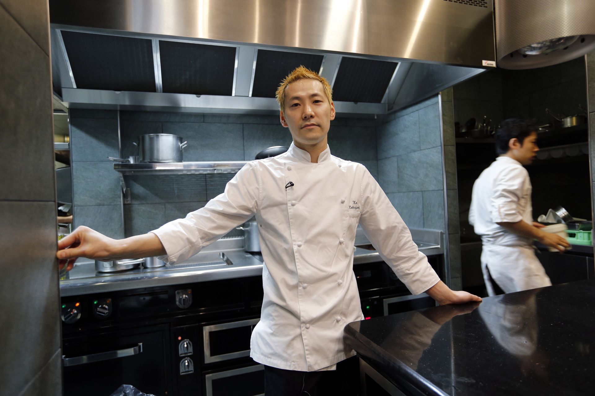 TO GO WITH AFP STORY BY CAROLINE TAIXJapanese chef bestowed one star by the French gastronomic Michelin, Kei Kobayashi poses in his restaurant " KEI" on May 13, 2014 in Paris. The chef is one of several Japanese chefs who have made France their home and who are fully versed in French cuisine and terroir cooking, to which they add their own personal touch. AFP PHOTO / FRANCOIS GUILLOT / AFP PHOTO / FRANCOIS GUILLOT