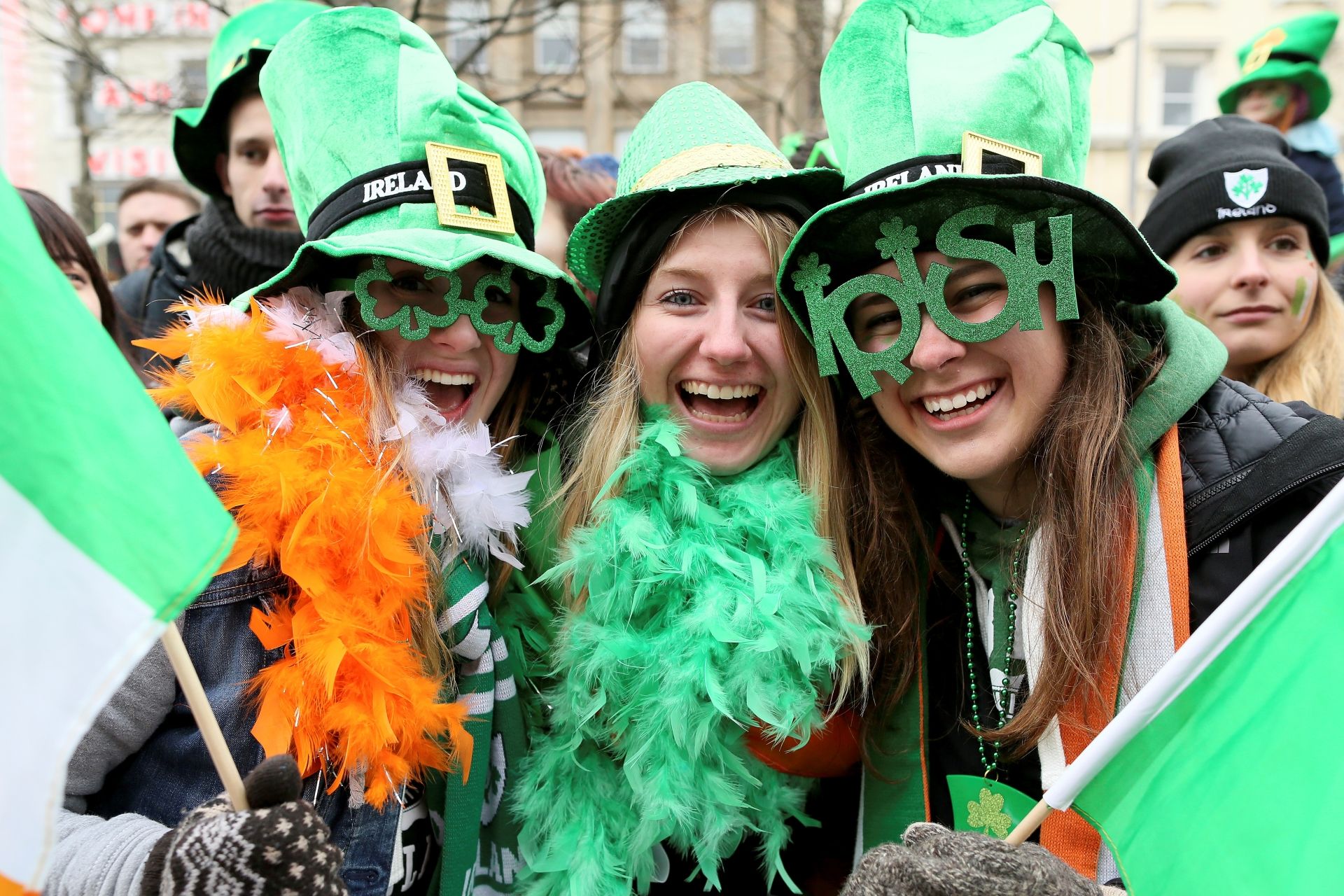 Spectators in fancy dress and face paint line the streets during the St Patrick's Day parade in Dublin on March 17, 2018. (Photo by Paul FAITH / AFP)