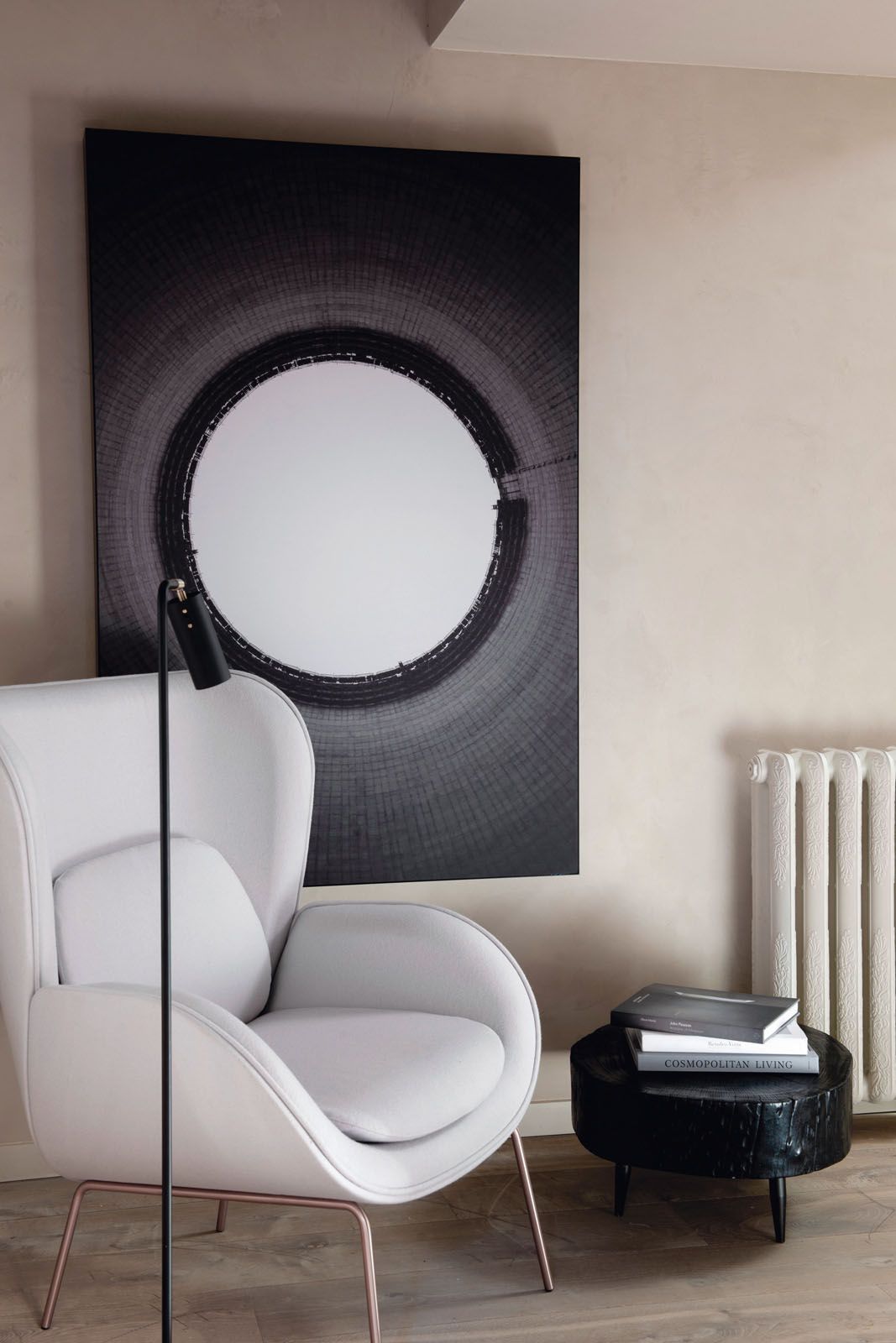 The entrance hall features the Norman armchair by Arnau-Reyna for Carmenes and an artwork by Aitor Ortiz from Galerias Senda