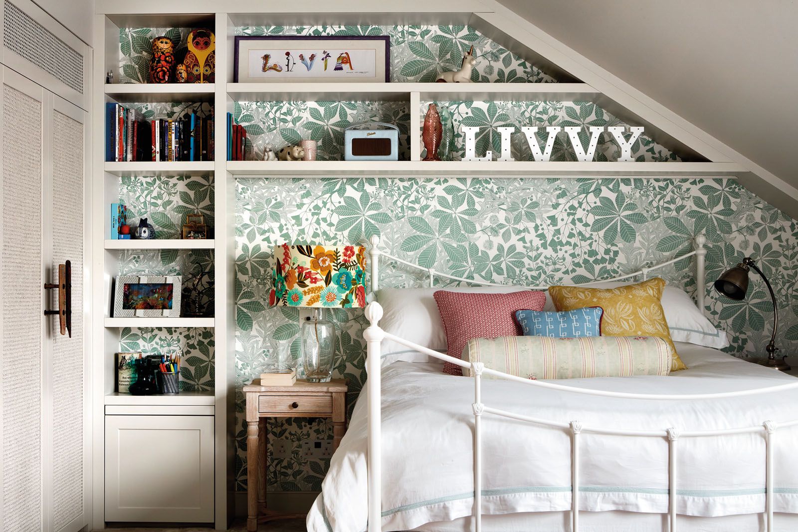 Botanical patterns bring a lively touch to the daughter’s bedroom