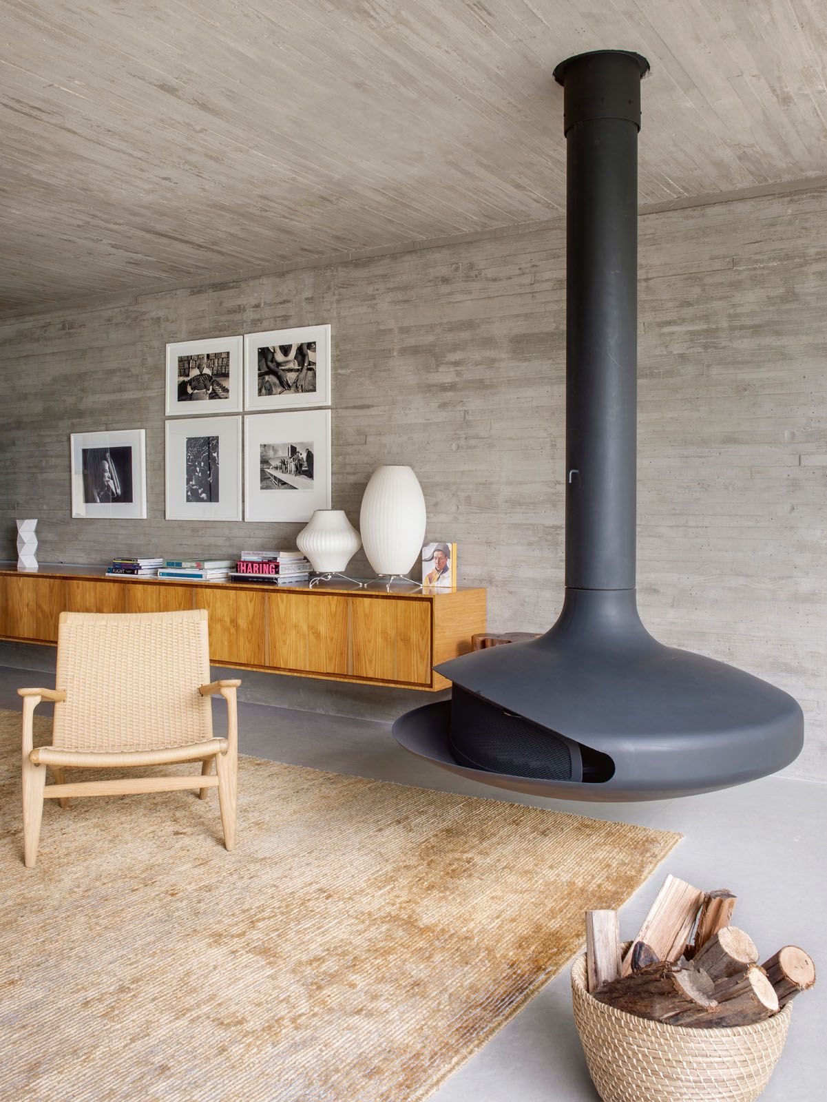 The combination of raw concrete and light wood creates a cosy atmosphere and is designed to age over time