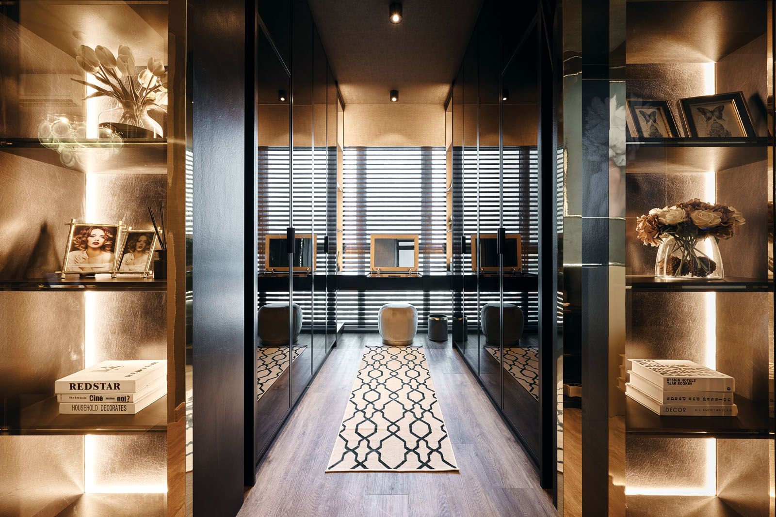 Flanked by built-in cabinetry on both sides, the walk-in wardrobe can be fully enclosed to serve as a workspace
